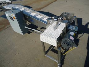 AIR-DRAULIC INCLINED CLEATED BELT CONVEYOR WITH AUTOMATIC DUMP, STAINLESS STEEL