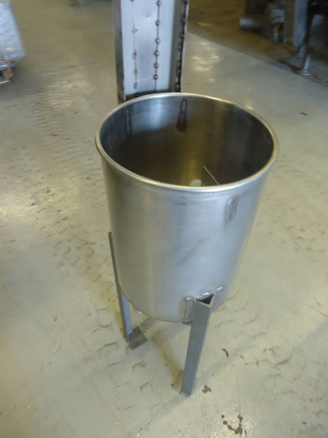 9 GALLON STAINLESS STEEL VERTICAL TANK - Wohl Associates