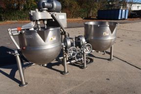 Battery of Two Groen 40 Gallon Tilt Kettles, Common Agitator